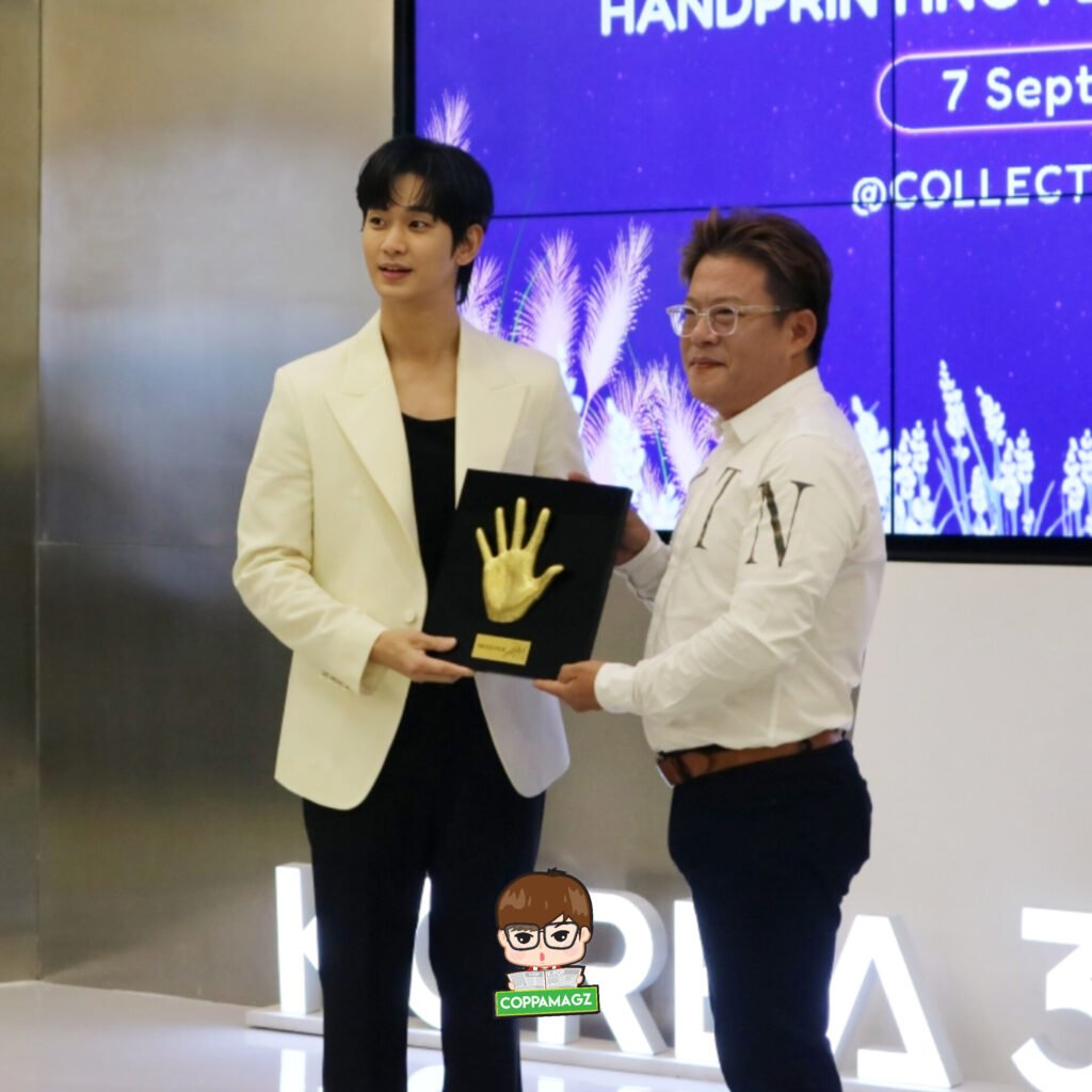 Kim Soo Hyun Hadiri Upacara Peletakan Handprinting di KOREA 360